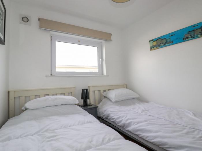 Lapwing, Perranporth Cornwall close to beach, open-plan living space, on-site facilities and parking