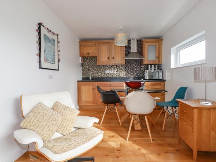 Lapwing, Perranporth Cornwall close to beach, open-plan living space, on-site facilities and parking
