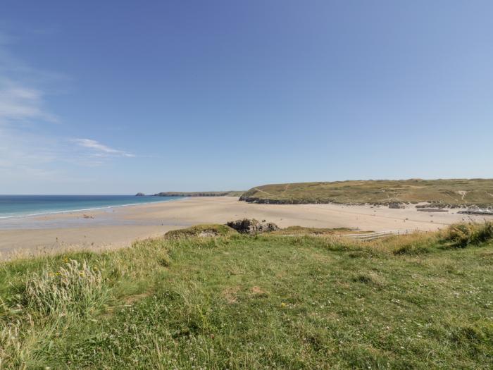 Lapwing, Perranporth Cornwall close to beach, open-plan living space, on-site facilities and parking