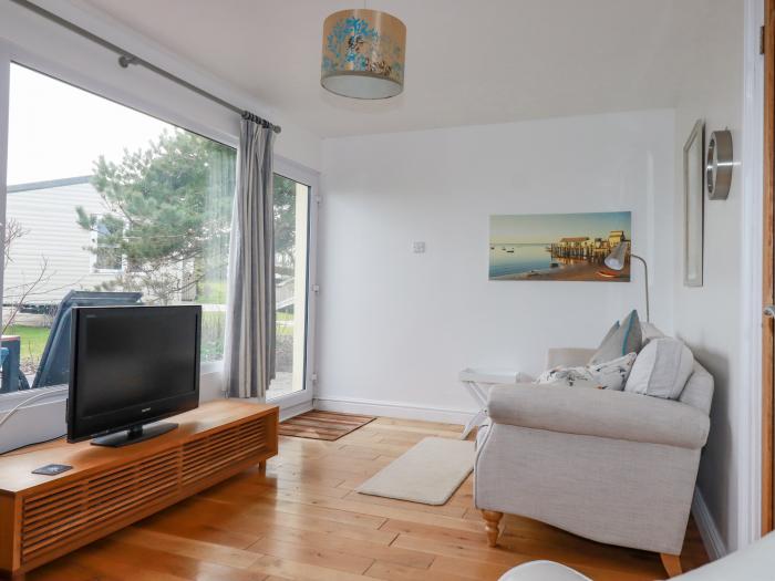 Lapwing, Perranporth Cornwall close to beach, open-plan living space, on-site facilities and parking