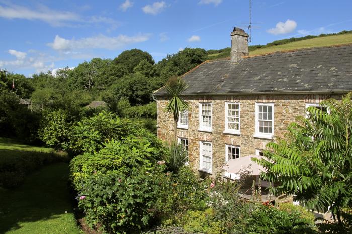 Manor Farmhouse, Dittisham, Devon, grand, close to amenities and the river, characterful, games room