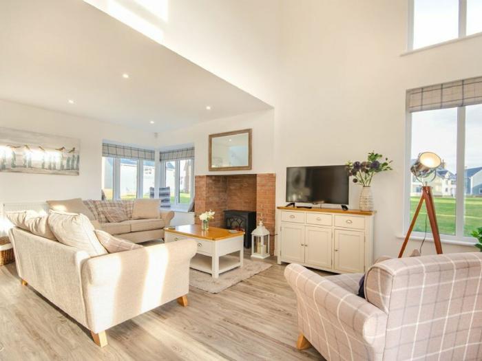 The Beach House (Beadnell), Beadnell, is in Northumberland. Three-bedroom home near the beach. Pets.