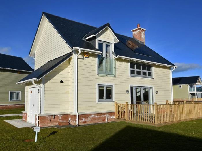 The Beach House (Beadnell), Beadnell, is in Northumberland. Three-bedroom home near the beach. Pets.