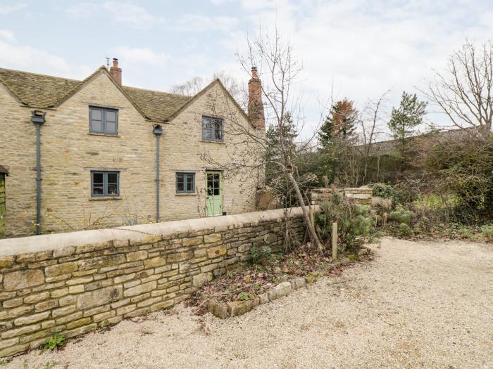 High Cogges Farm Holiday Cottages, Witney, Oxfordshire. Sleeps six guests, accepts two dogs, parking