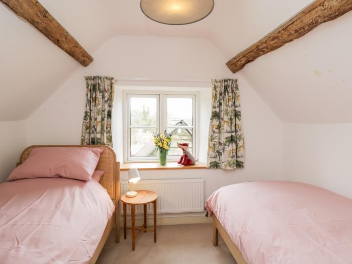 High Cogges Farm Holiday Cottages, Witney, Oxfordshire. Sleeps six guests, accepts two dogs, parking