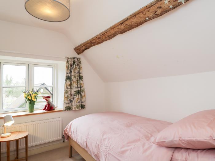 High Cogges Farm Holiday Cottages, Witney, Oxfordshire. Sleeps six guests, accepts two dogs, parking