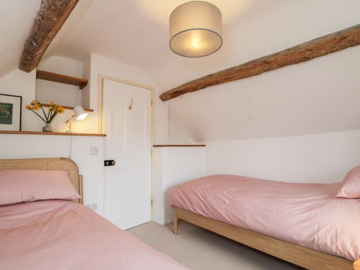 High Cogges Farm Holiday Cottages, Witney, Oxfordshire. Sleeps six guests, accepts two dogs, parking