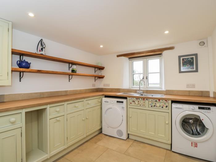 High Cogges Farm Holiday Cottages, Witney, Oxfordshire. Sleeps six guests, accepts two dogs, parking