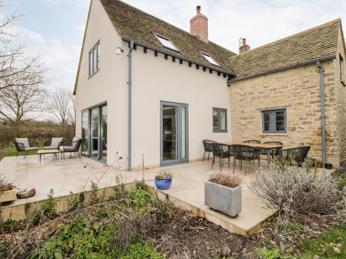 High Cogges Farm Holiday Cottages, Witney, Oxfordshire. Sleeps six guests, accepts two dogs, parking