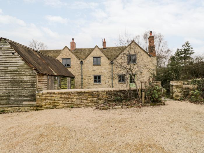 High Cogges Farm Holiday Cottages, Witney, Oxfordshire. Sleeps six guests, accepts two dogs, parking