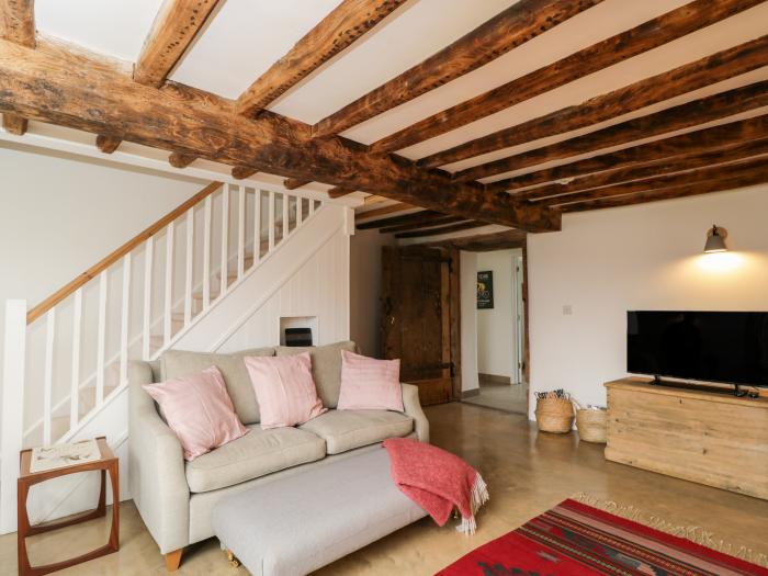 High Cogges Farm Holiday Cottages, Witney, Oxfordshire. Sleeps six guests, accepts two dogs, parking