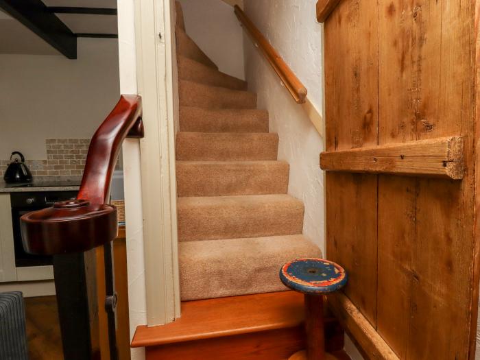 The Snug in Haworth, South Yorkshire, pet-friendly, parking, close to amenities, near National Park.