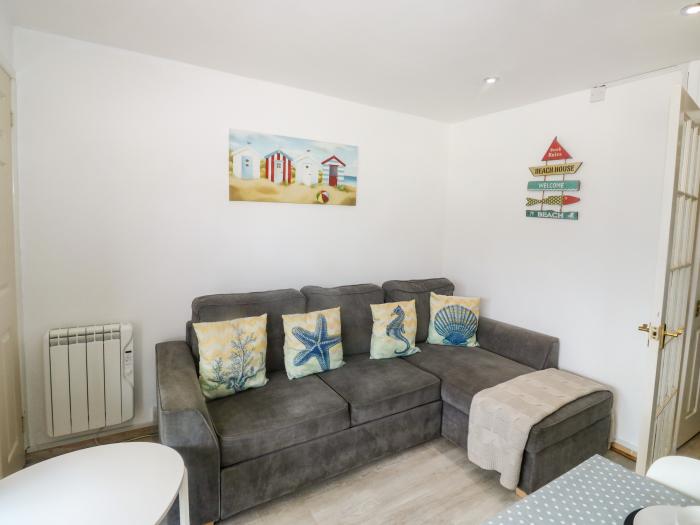 Sunny View in Dawlish Warren, Devon, open-plan living space, close to beach and local shops, parking