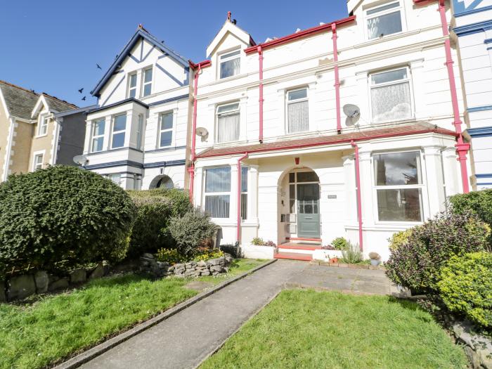 Flat 1A Mona House, Deganwy, Conwy, romantic, close to amenities and beach, private garden, stylish,