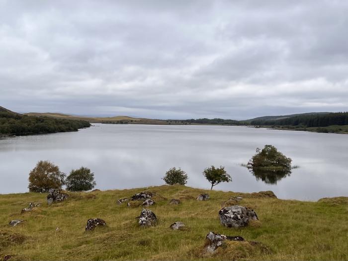 Challenger Bothy near to Lairg, Scottish Highlands. Pet-friendly, loch and mountain views, wildlife.