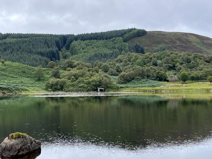 Challenger Bothy near to Lairg, Scottish Highlands. Pet-friendly, loch and mountain views, wildlife.