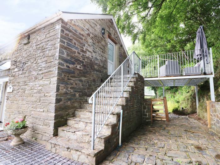 Loft apartment, Llandysul, Sir Gaerfyrddin, Wales. TV. WIFI. Garden. Off-road parking. Close to pub.