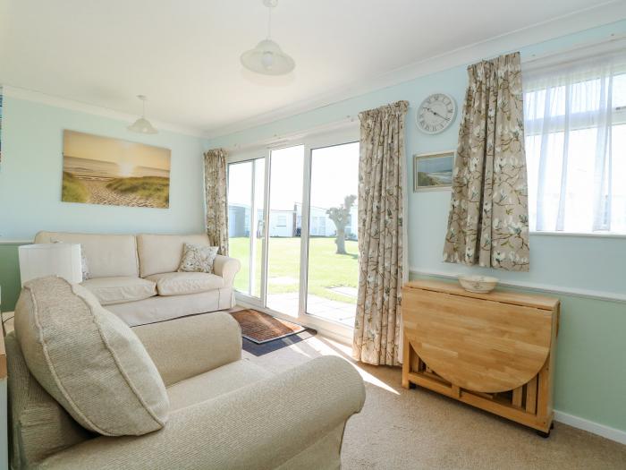 154, Winterton-On-Sea, Norfolk, East Anglia. Pet-friendly, off-road parking, close to a beach, shop.