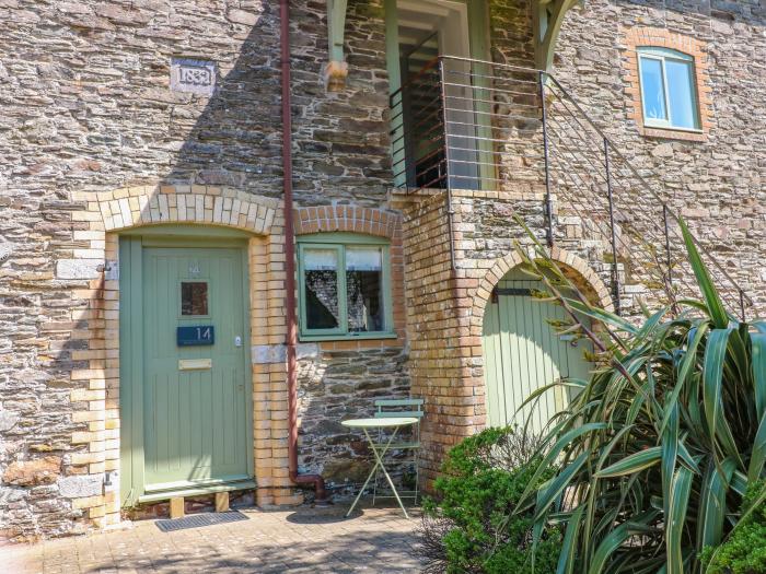 Rock Pool Cottage in Noss Mayo, Devon. Pet-friendly. Communal grounds, tennis courts and games room.