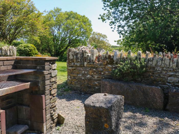 Rock Pool Cottage in Noss Mayo, Devon. Pet-friendly. Communal grounds, tennis courts and games room.