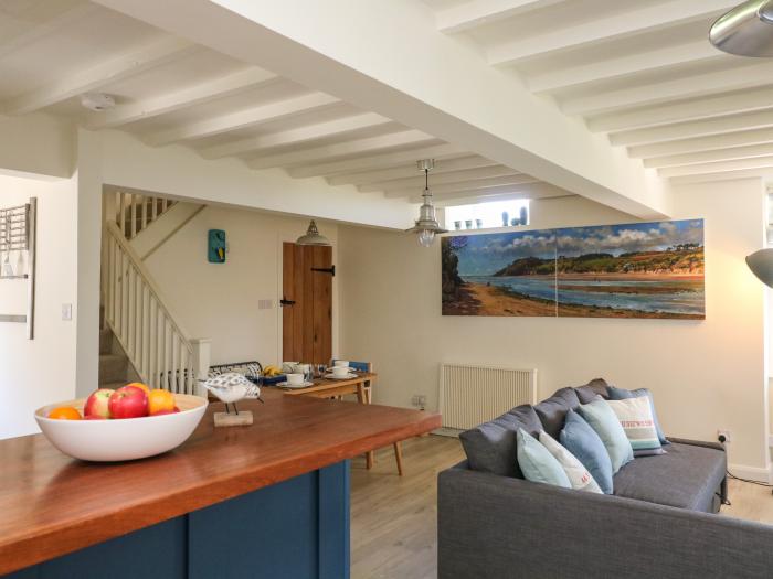 Rock Pool Cottage in Noss Mayo, Devon. Pet-friendly. Communal grounds, tennis courts and games room.