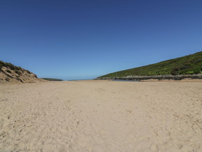 The Waves, Crantock, Cornwall. Open-plan living. Rural views. Close to beach and amenities. Parking.