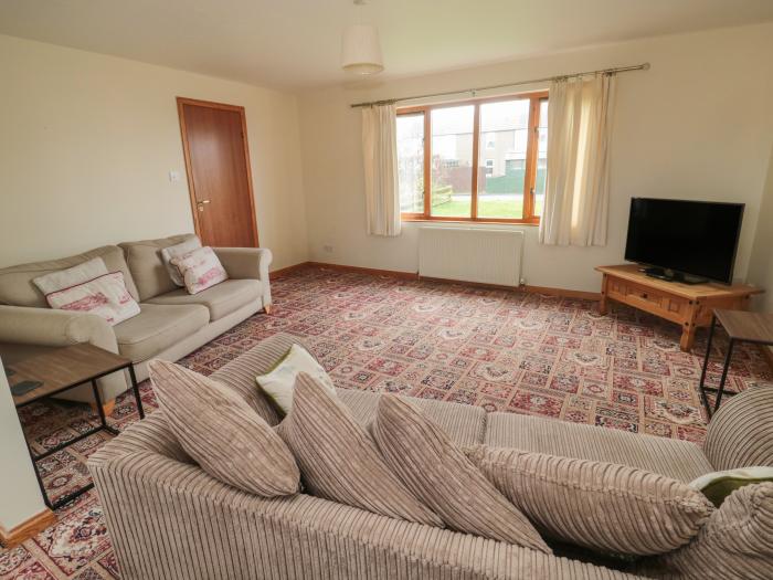 Causeway Cottage, Holy Island, Northumberland, family and pet-friendly, close to amenities, sea view