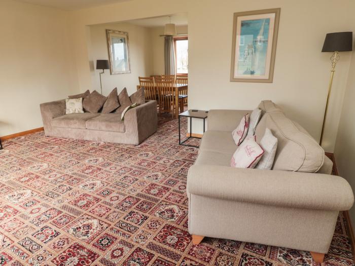 Causeway Cottage, Holy Island, Northumberland, family and pet-friendly, close to amenities, sea view