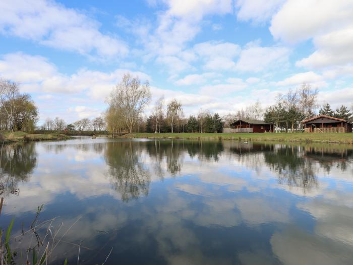 Little Owl Lodge, Bardney, open-plan, pet-friendly, hot tub, enclosed decking, wooded forest setting