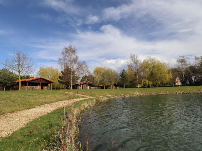 Little Owl Lodge, Bardney, open-plan, pet-friendly, hot tub, enclosed decking, wooded forest setting