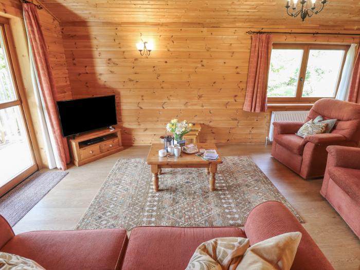 Little Owl Lodge, Bardney, open-plan, pet-friendly, hot tub, enclosed decking, wooded forest setting