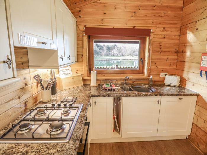 Little Owl Lodge, Bardney, open-plan, pet-friendly, hot tub, enclosed decking, wooded forest setting