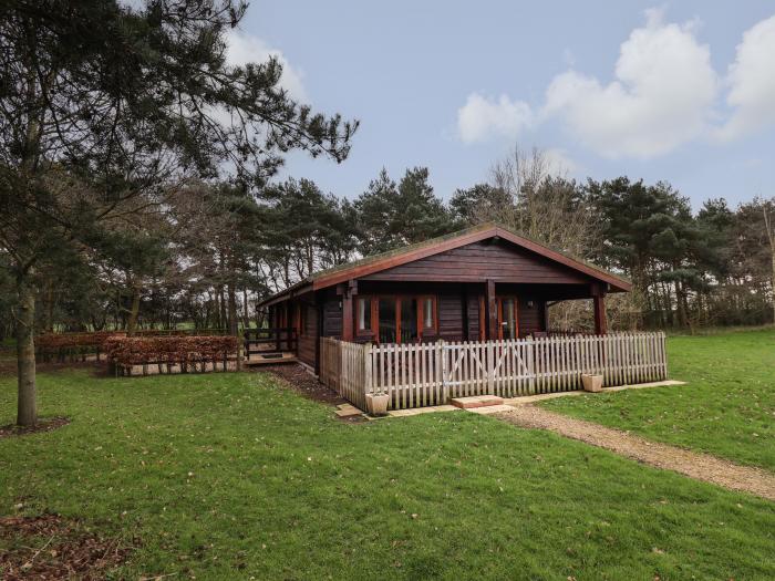 Kingfisher Lodge in Stainfield, Lincolnshire, sleeps six guests in three bedrooms. Two dogs, hot tub