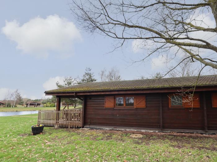 Kingfisher Lodge in Stainfield, Lincolnshire, sleeps six guests in three bedrooms. Two dogs, hot tub