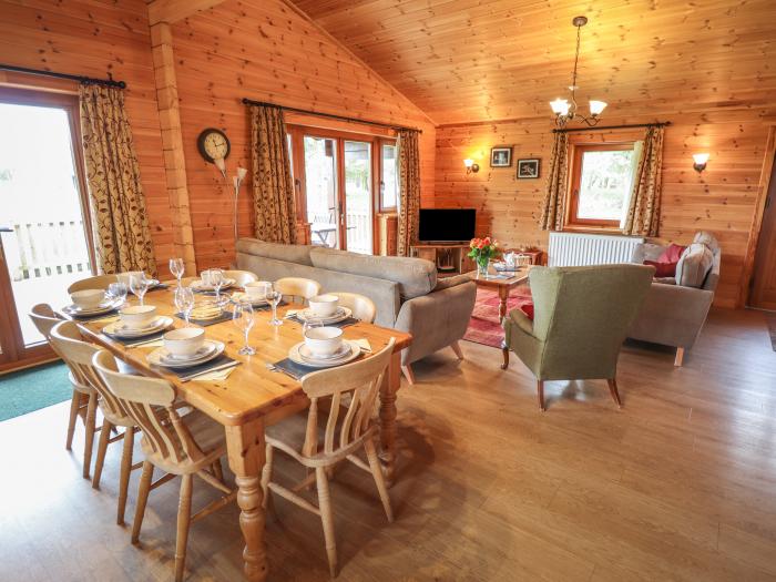 Kingfisher Lodge in Stainfield, Lincolnshire, sleeps six guests in three bedrooms. Two dogs, hot tub