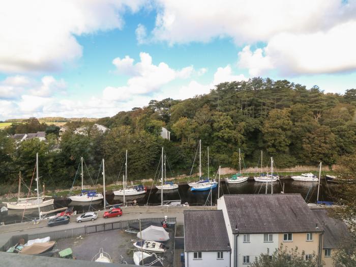 Apartment 16, Y Felinheli, Gwynedd. Couple's retreat. Close to a pub and a shop and off-road parking