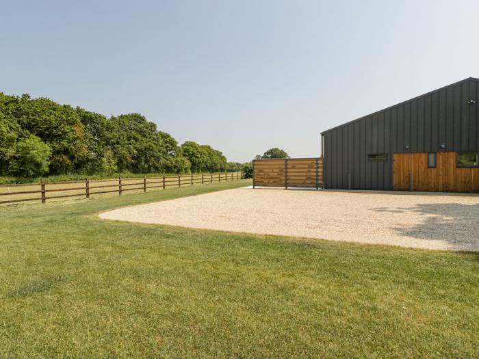 Basswood Barn, Wincanton, Somerset, Near an AONB, Countryside, Open-plan, Mezzanine, Smart TV, Patio