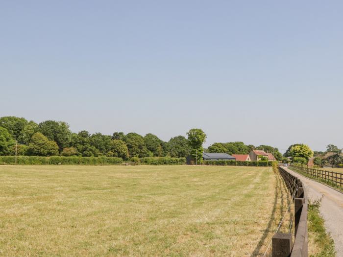 Basswood Barn, Wincanton, Somerset, Near an AONB, Countryside, Open-plan, Mezzanine, Smart TV, Patio