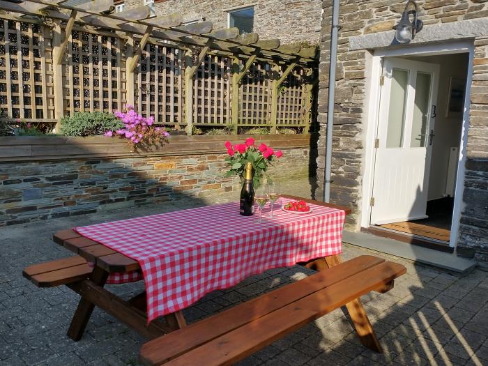 The Mill, Trethevy, near Tintagel, Cornwall, couple's retreat, close to a beach, garden, parking, TV