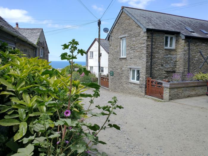 The Mill, Trethevy, near Tintagel, Cornwall, couple's retreat, close to a beach, garden, parking, TV