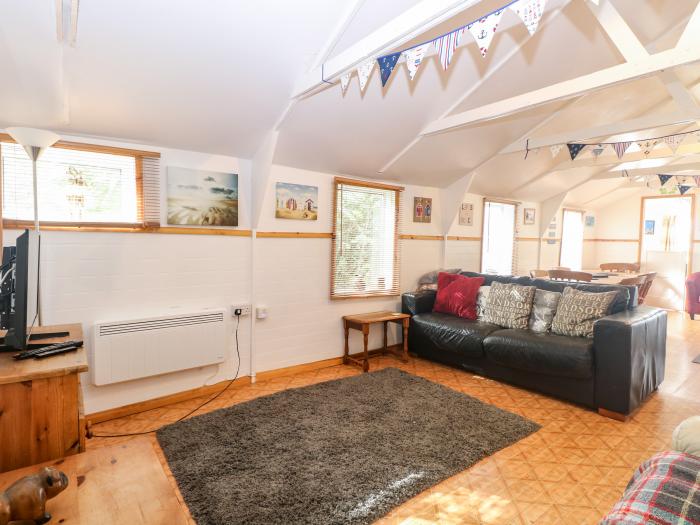 Suzanne's Beach Hut, nr Walcott, Norfolk. Four-bedroom chalet, resting near the beach. Pet-friendly.