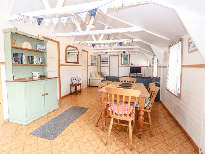 Suzanne's Beach Hut, nr Walcott, Norfolk. Four-bedroom chalet, resting near the beach. Pet-friendly.