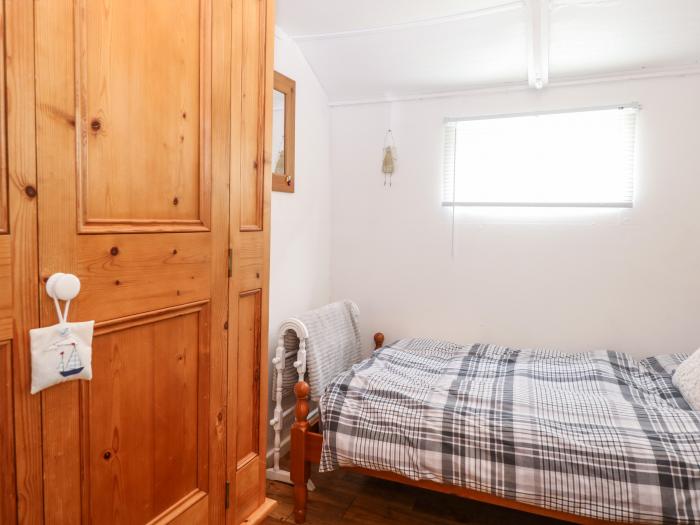 Suzanne's Beach Hut, nr Walcott, Norfolk. Four-bedroom chalet, resting near the beach. Pet-friendly.