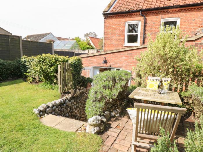 8 Melinda Cottage, East Runton, North Norfolk. Beach nearby. Pet-friendly. Smart TV. Child-friendly.