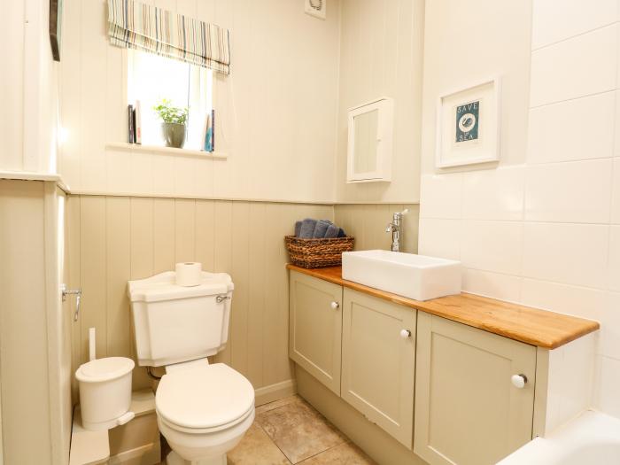 8 Melinda Cottage, East Runton, North Norfolk. Beach nearby. Pet-friendly. Smart TV. Child-friendly.