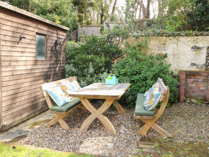 8 Melinda Cottage, East Runton, North Norfolk. Beach nearby. Pet-friendly. Smart TV. Child-friendly.