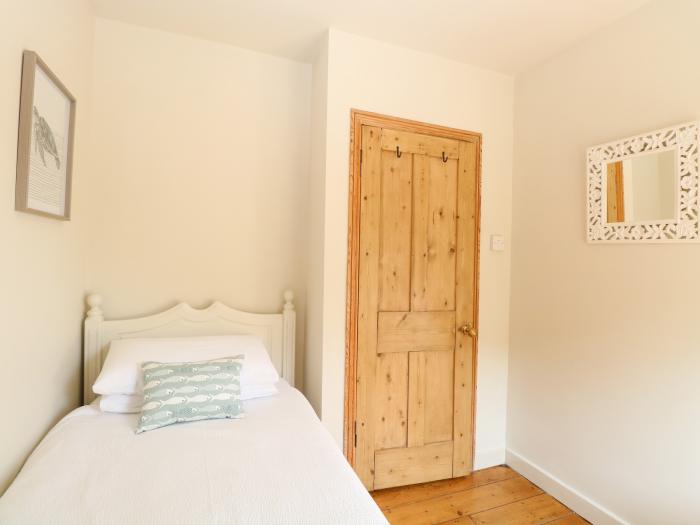 8 Melinda Cottage, East Runton, North Norfolk. Beach nearby. Pet-friendly. Smart TV. Child-friendly.