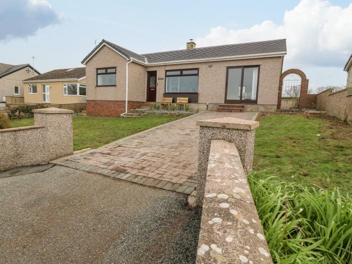Awelfryn, Rhosneigr, Isle of Anglesey, family-friendly, close to amenities and the beach, play room,