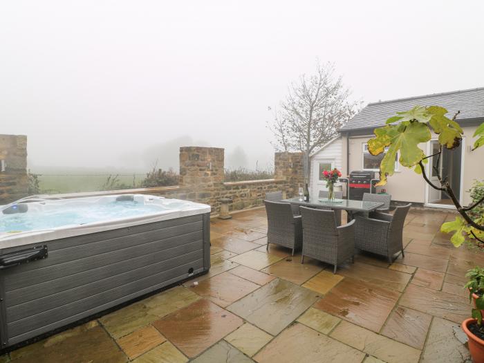 Moor Farm Cottage near Ashover, Derbyshire. Open-plan living space. Two bedrooms. Fully equipped gym