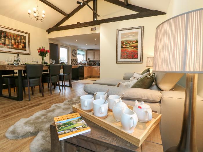 Moor Farm Cottage near Ashover, Derbyshire. Open-plan living space. Two bedrooms. Fully equipped gym